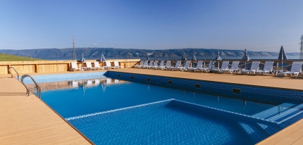 Открытый бассейн и зона отдыха